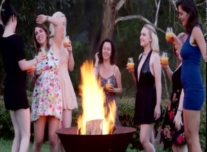 Симпатичные шведки устроили голый пикник